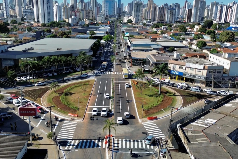 Nova configuração da Praça Ciro Lisita, no Setor Coimbra, reorganiza o trânsito, implanta semáforos para veículos e pedestres e cria passagem direta pela Avenida Castelo Branco. Foto: Prefeitura de Goiânia.