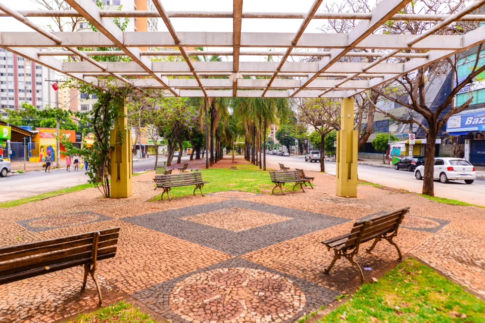 Área de convivência vazia na Avenida Goiás, no Centro de Goiânia (Foto: Jucimar de Sousa/Mais Goiás)