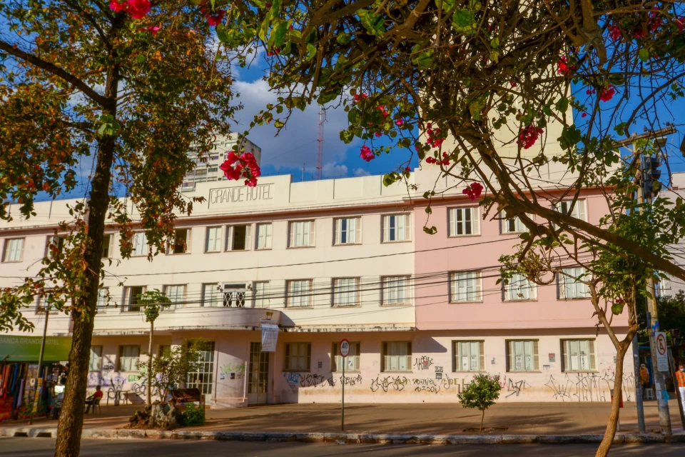 Prédio histórico do Grande Hotel, na Avenida Goiás, sem atividade há anos no Centro de Goiânia (Foto: Jucimar de Sousa/Mais Goiás)