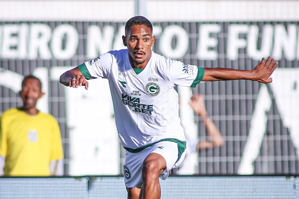 Jean Carlos em jogo do Goiás contra a Ponte Preta