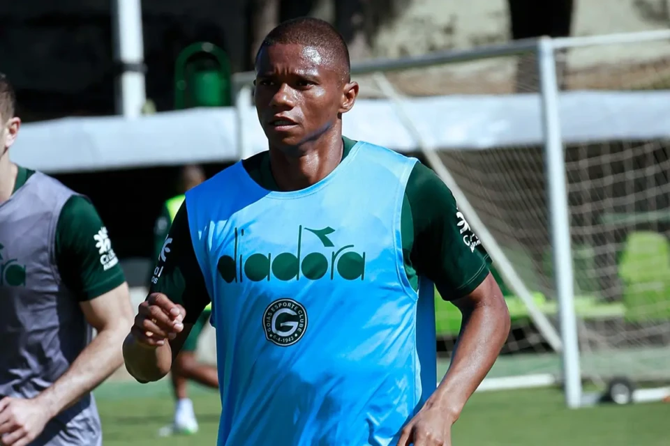 Juninho em treino do Goiás
