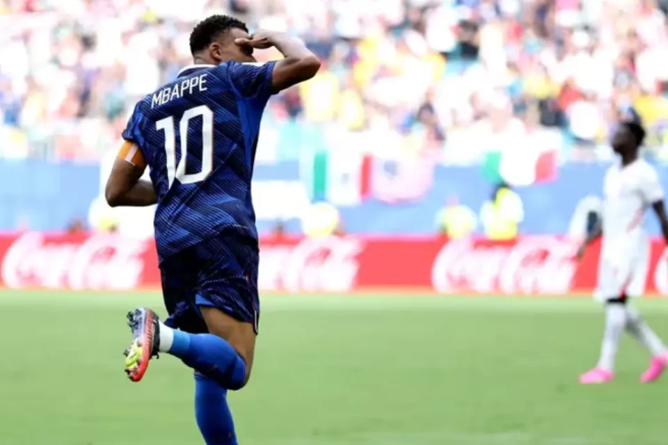 Mbappé marca contra Inglaterra e iguala Messi como maior artilheiro em Copas (Foto: Fifa)