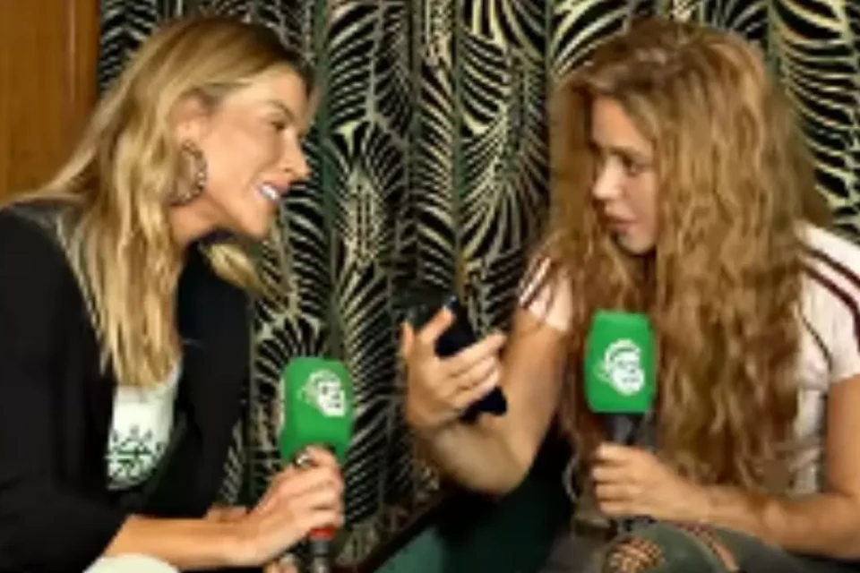 Dueto de Shakira com repórter da CazéTV choca web; assista (Foto: Reprodução)