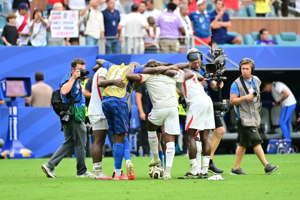 Jogadores de França e Inglaterra fazem roda de oração após jogo de Copa; assista 2 Jogadores de França e Inglaterra fazem roda de oração após jogo de Copa; assista (Foto: Folhapress)