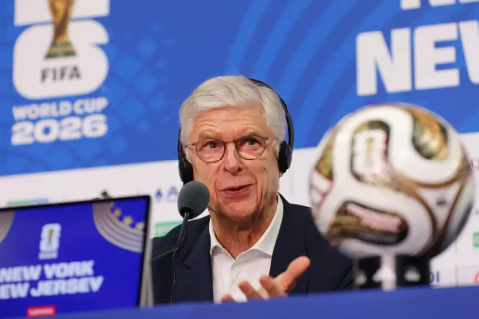Arsene Wenger, da Fifa: pausa para hidratação sob debate (Foto: Fifa)