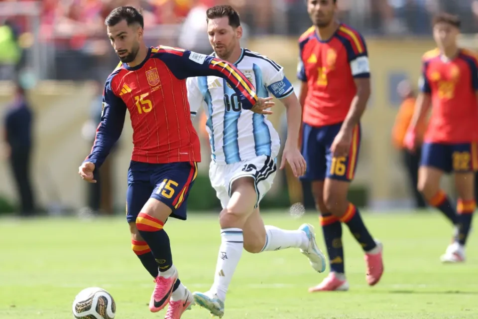 Espanha dá o dobro de passes da Argentina, que ainda não chutou a gol (Foto: Fifa)