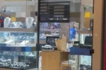 Polícia fazendo perícia na joalheria - (Foto: reprodução/PM)