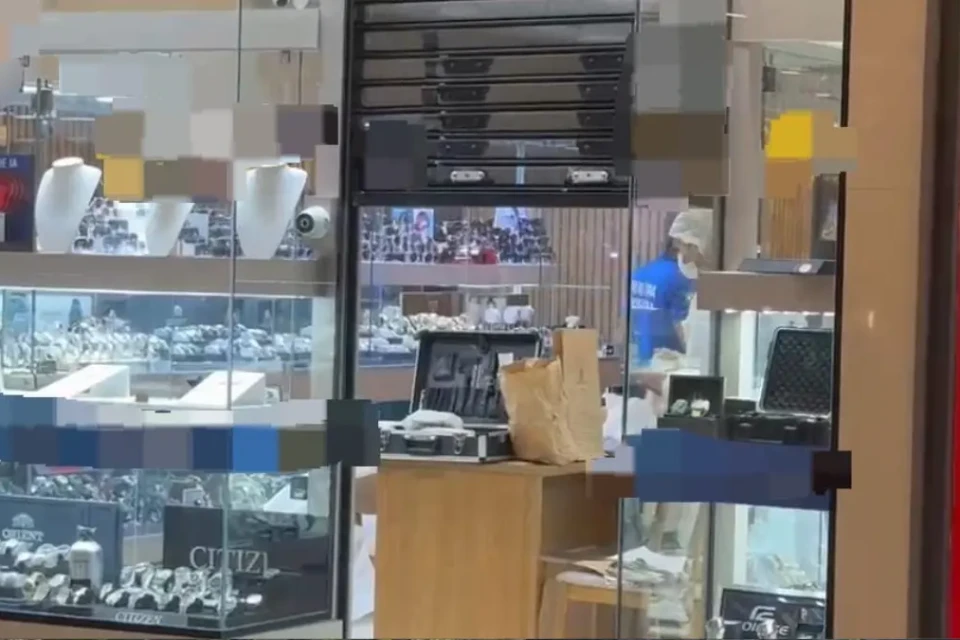 Polícia fazendo perícia na joalheria - (Foto: reprodução/PM)