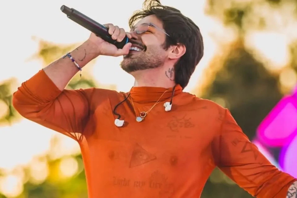 Guilherme, da dupla com Hugo, responde críticas sobre look usado em show no Rio Araguaia; veja Roupa usada pelo sertanejo