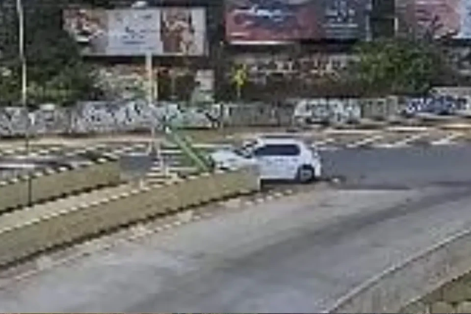 Carro derrubou o toten - (Foto: reprodução/Prefeitura de Goiânia)