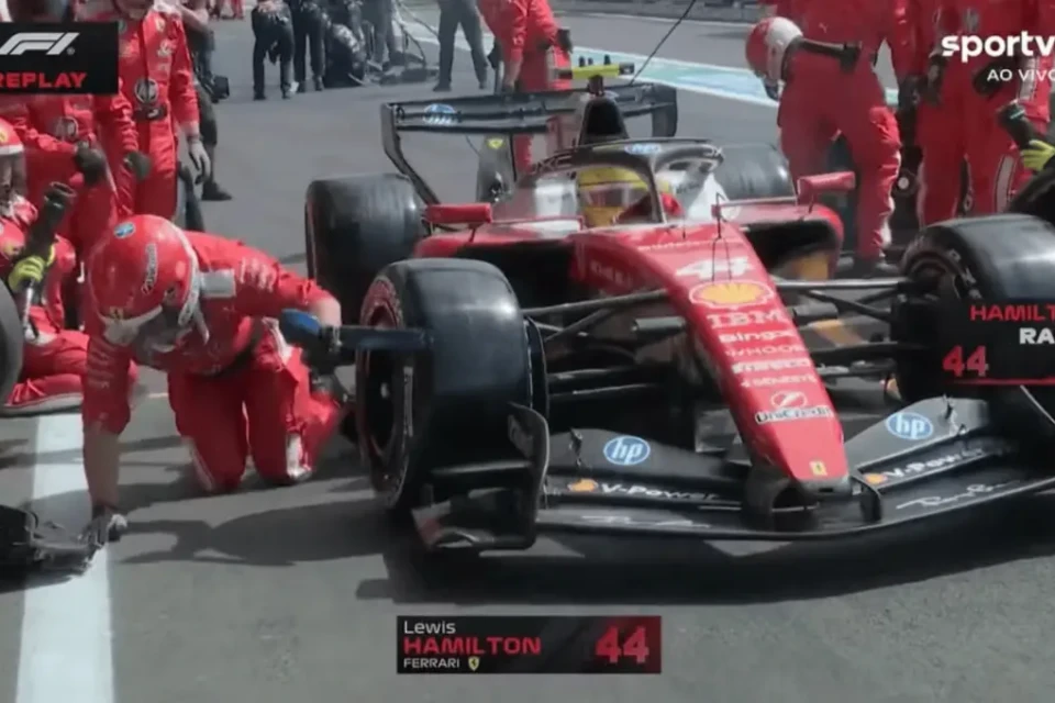 Hamilton atingiu mecânico após uma troca de pneus (Foto: Reprodução / SporTV)