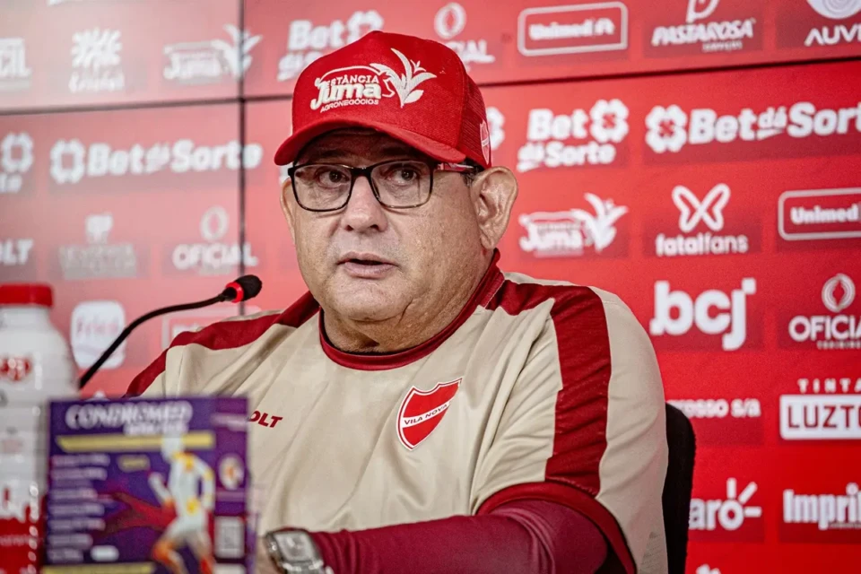Guto Ferreira em coletiva no Vila Nova