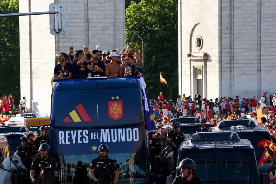 Espanha é recebida em Madri e inicia festa com carreata e shows