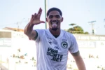 Kadu Sousa comemora gol pelo Goiás