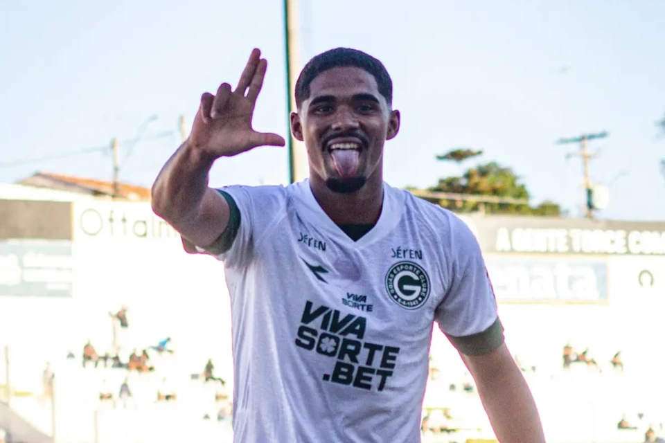 Kadu Sousa comemora gol pelo Goiás