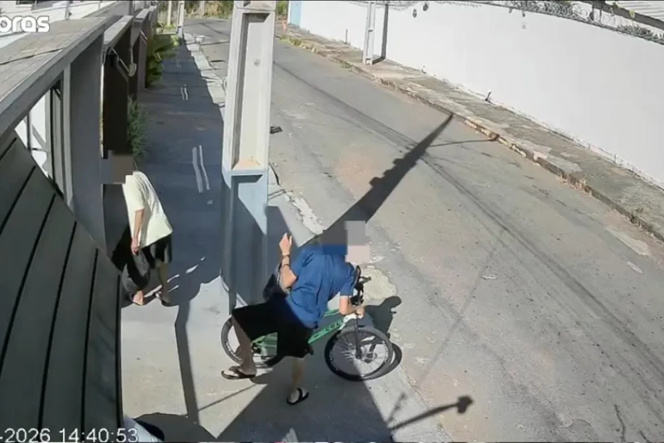 Suspeitos levando bicicleta e outros itens -(Foto: reprodução/PM)
