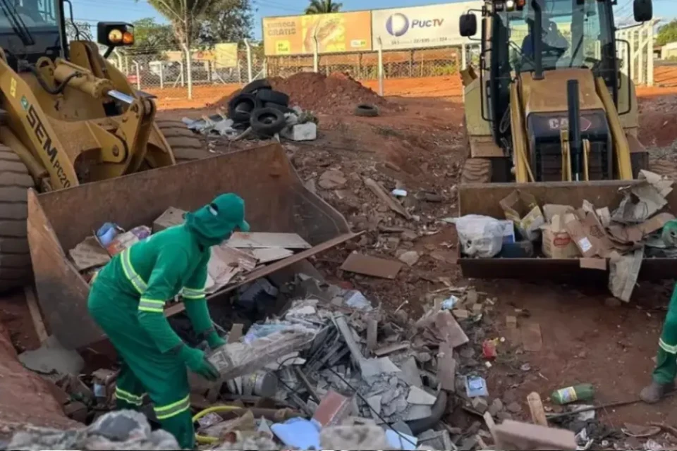 Trabalhadores coletando lixo dercatado de forma irregular - (Foto: foto: reprodução)