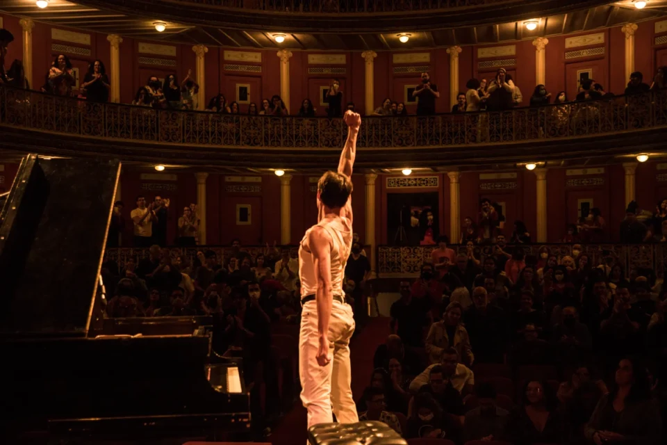 Pianista curitibano Bruno Hrabovsky apresenta o espetáculo "Especial Queen Rock ao Piano", no teatro
