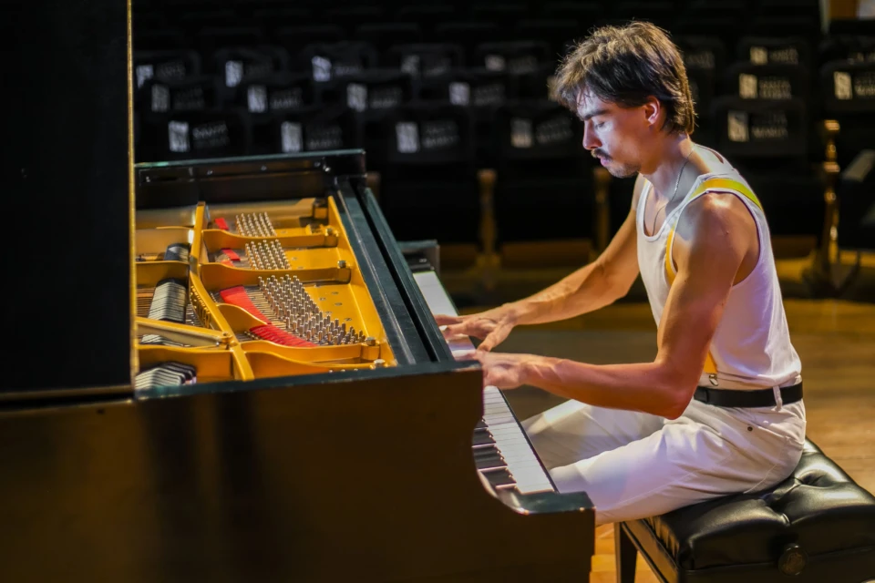 Pianista curitibano Bruno Hrabovsky apresenta o espetáculo "Especial Queen Rock ao Piano"