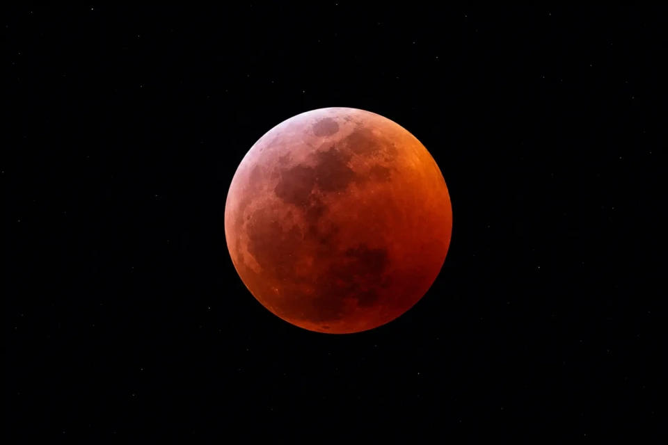 Brasil inteiro poderá ver eclipse lunar em agosto; saiba quando observar Veja o horário e detalhes do fenômeno que acontece no fim do mês