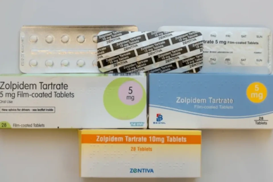 caixas e cartelas do medicamento zolpidem tartarato em apresentações de 5 mg e 10 mg, de diferentes fabricantes, dispostas sobre um fundo branco.