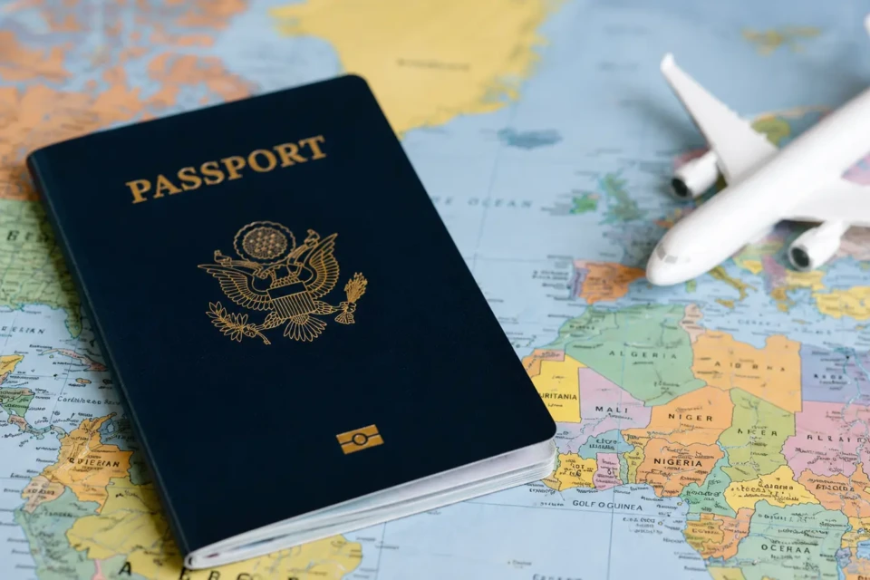 Qual o passaporte mais poderoso do mundo? Ranking surpreende Brasil avançou duas posições mas ainda está fora do top 15