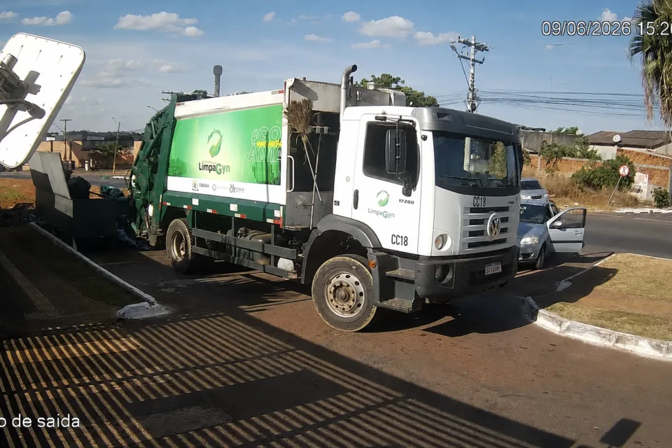 magem de arquivo mostra caminhão do Consórcio Limpa Gyn durante serviço de coleta em Goiânia; registro não corresponde ao ataque ocorrido nesta terça-feira (21). Crédito: Reprodução/Câmera de segurança