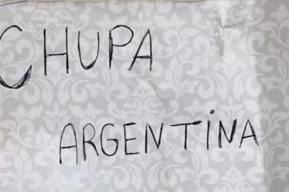 Dupla joga bomba na casa de argentino após a final da Copa do Mundo com provocação: "Chupa Argentina"