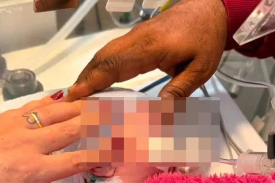 Bebê declarado morto é encontrado com sinais de vida antes de ser levado por funerária