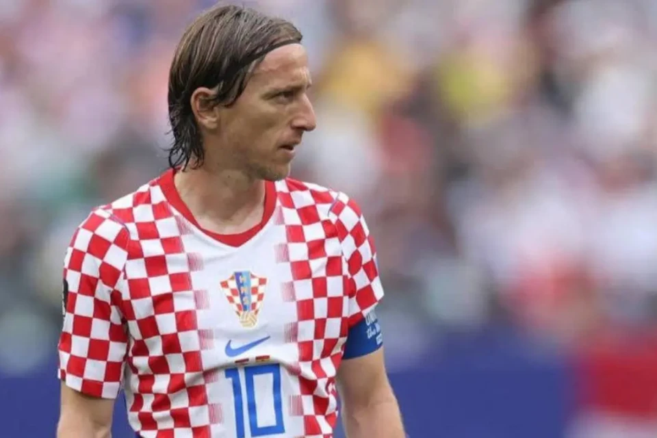 Luka Modric adia aposentadoria e deve renovar com o Milan