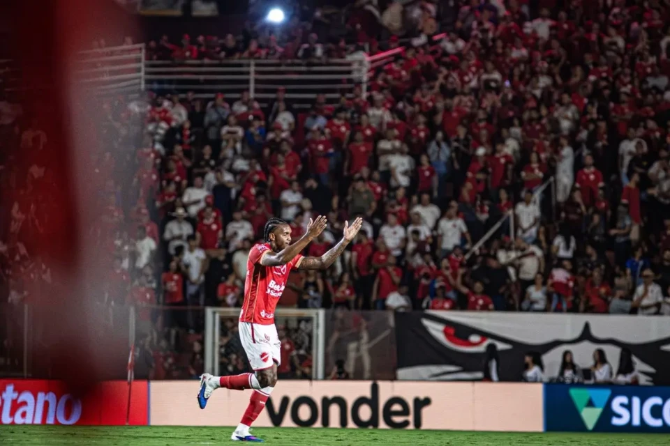 Douglas Mendes com a camisa do Vila Nova