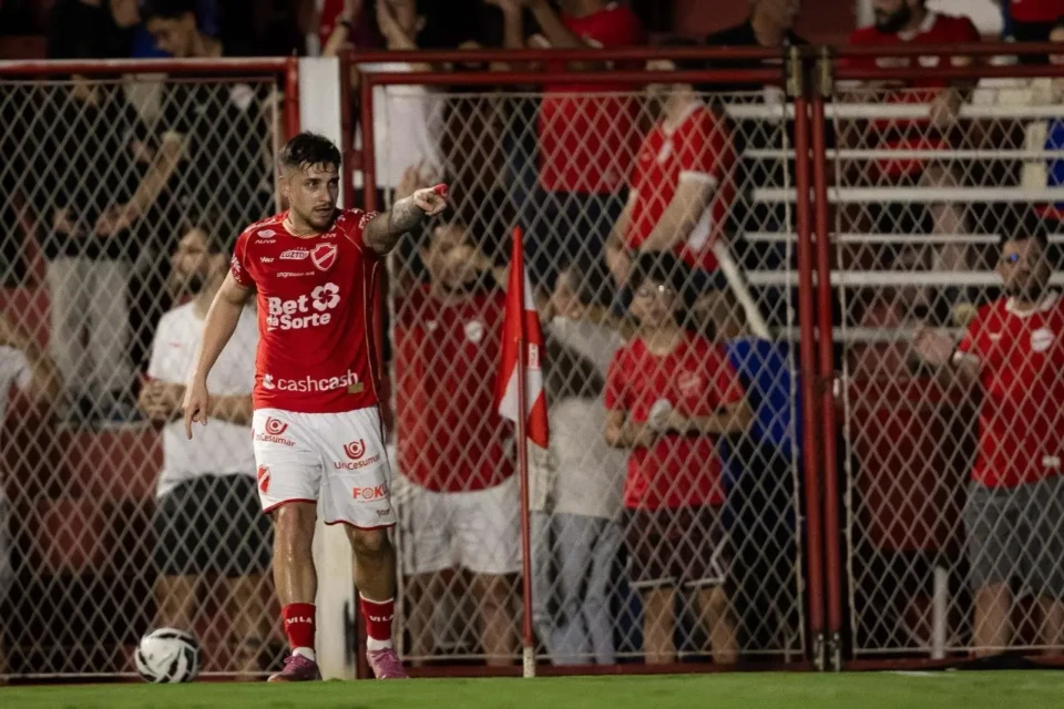 João Vieira comemora gol pelo Vila Nova