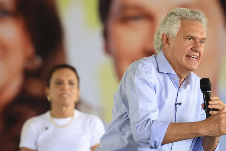 Caiado critica Flávio Bolsonaro por questionar urnas em reunião com embaixadores