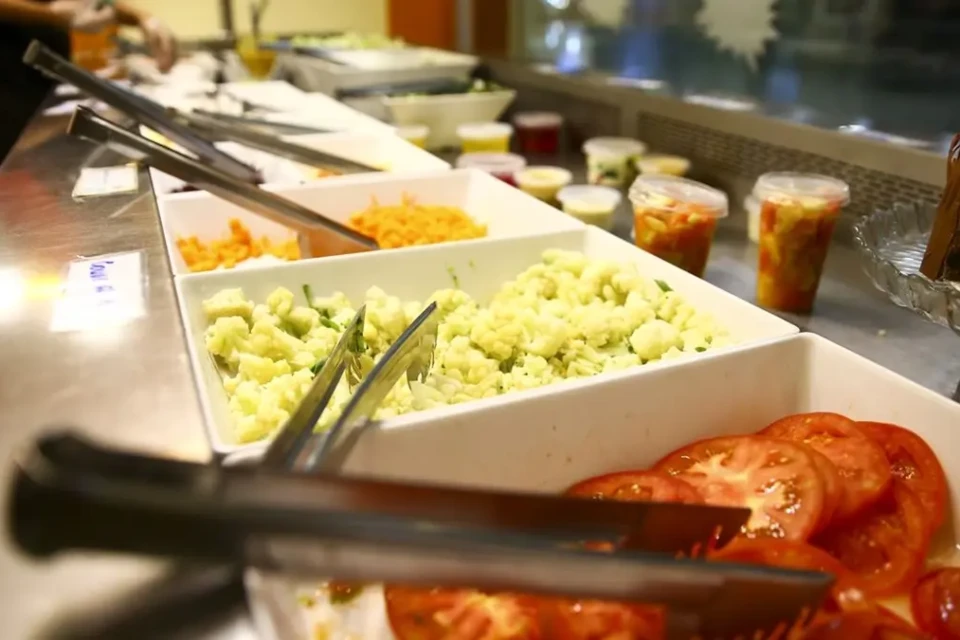 Restaurante em Goiânia é condenado por servir sobras de comida a trabalhador