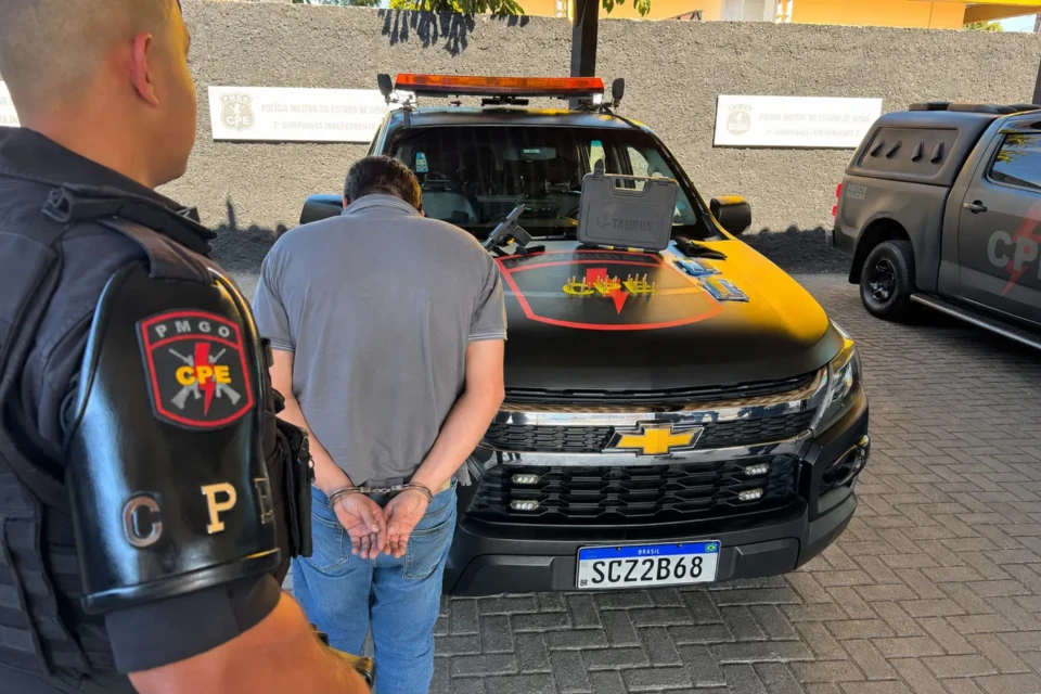 Homem de 41 anos foi preso após arma aparecer em publicação nas redes sociais; pistola e munições foram apreendidas no Conjunto Vera Cruz II, em Goiânia | Foto: Divulgação/PMGO
