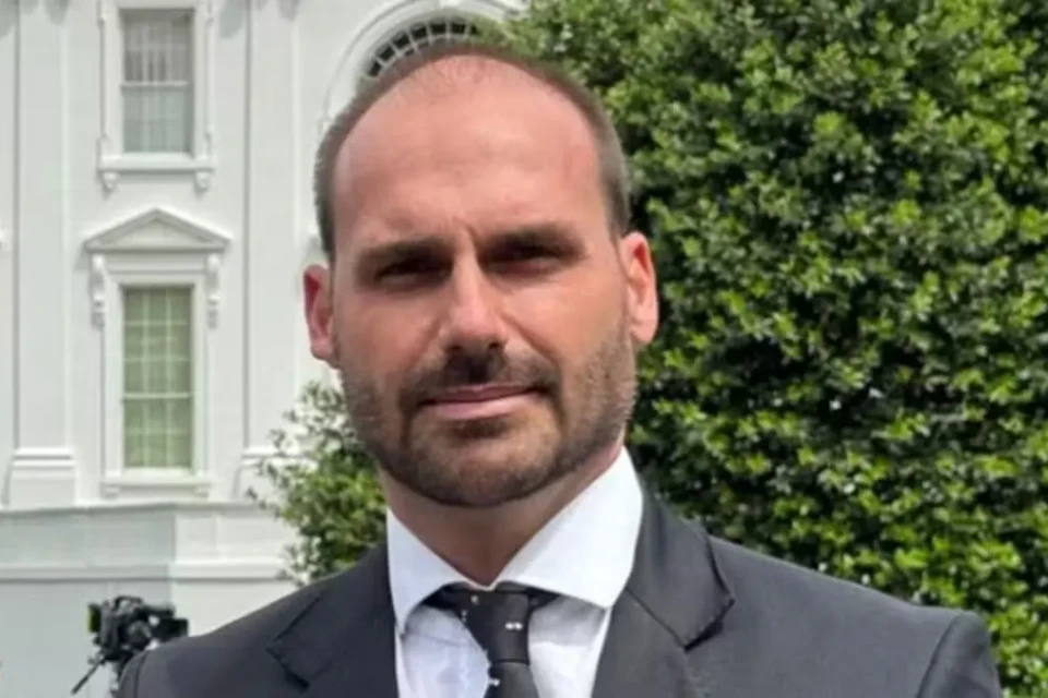 Caiado chama Eduardo Bolsonaro de “Pateta da política brasileira” após troca de ataques sobre tarifaço dos EUA 2 Eduardo Bolsonaro mora nos EUA desde 2025 (Foto: Reprodução)
