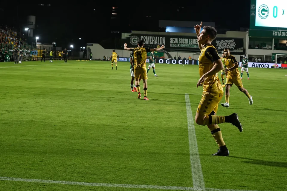 Sport abre o placar contra o Goiás com Perotti e sobe na tabela da Série B