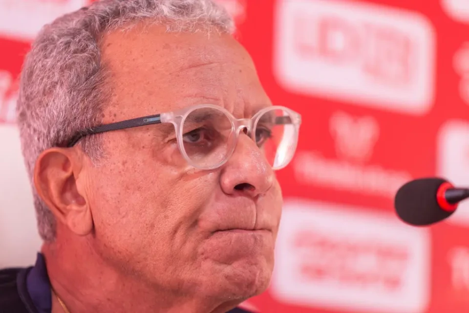 Hélio voltou a afirmar que sempre manteve distância de torcida organizada (Foto: Rafael Vieira / CNC)