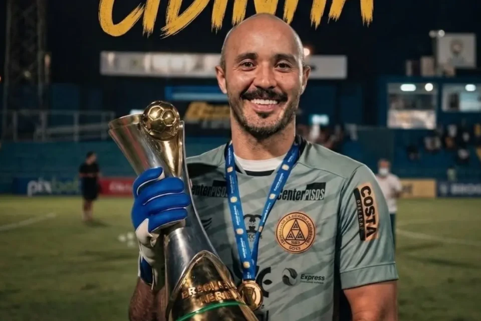 Goleiro Pedro Henrique com camisa da Aparecidense