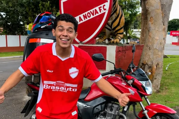Torcedor do Vila Nova viaja mais de mil quilômetros de moto para acompanhar jogo contra o CRB