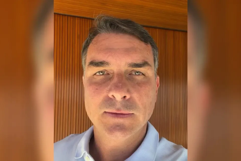 Flávio Bolsonaro grava novo vídeo com pedido de desculpas a Michelle: "Ninguém é perfeito"