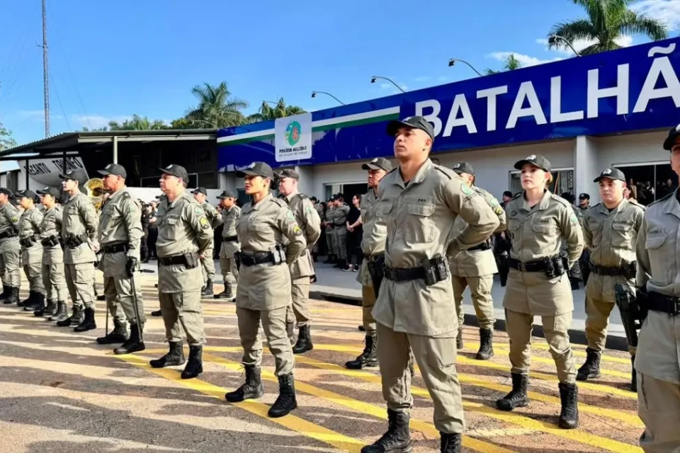 Policiais militares de Goiás enfileirados: redução do índices de crimes (Foto: Governo de Goiás)