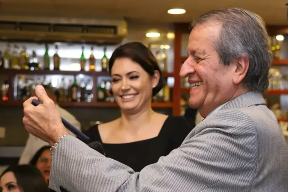 Michelle vai gravar vídeo de reconciliação com Flávio Bolsonaro, diz Valdemar