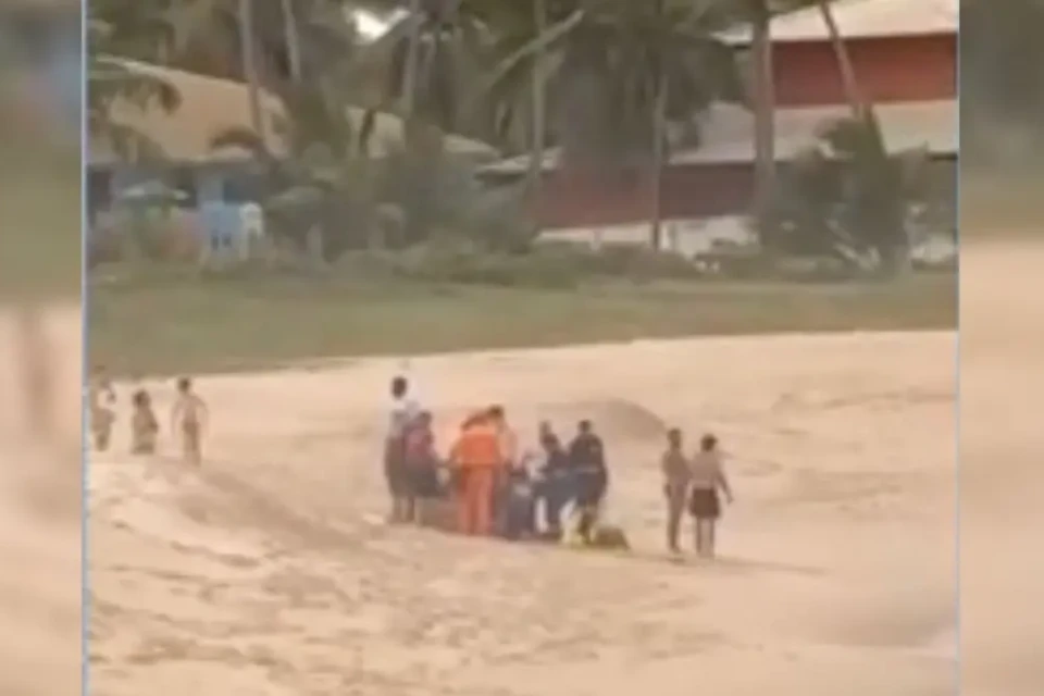Antônio morreu afogado após salvar o filho e um sobrinho no mar da Bahia (Foto: Reprodução TV Anhanguera)