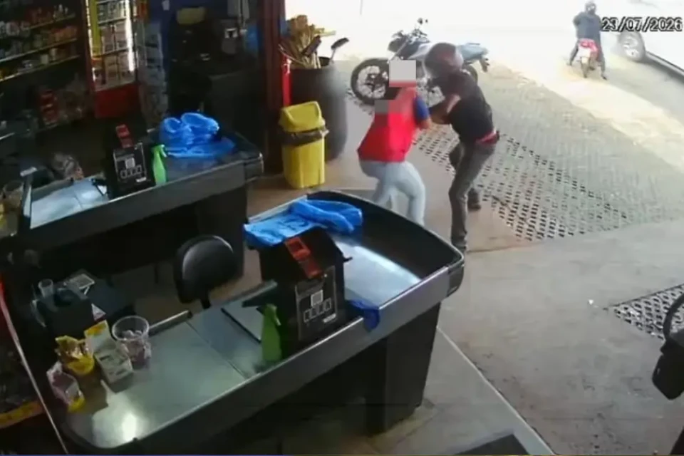 Caixa lutando contra criminoso - (Foto: reprodução/PM)