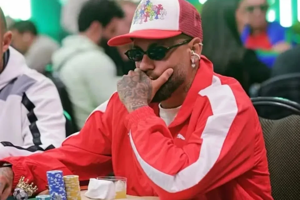 Neymar é eliminado duas vezes em torneio de pôquer e perde a linha: "Vai cuidar da sua vida" Jogador ficou de fora do ranking de premiados