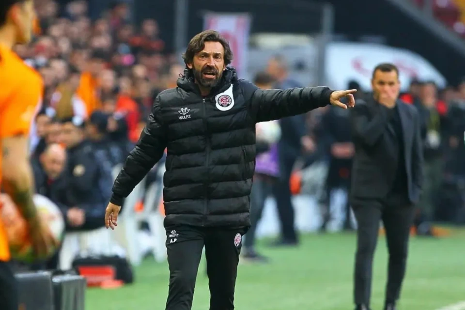 Pirlo na beira do gramado como treinador