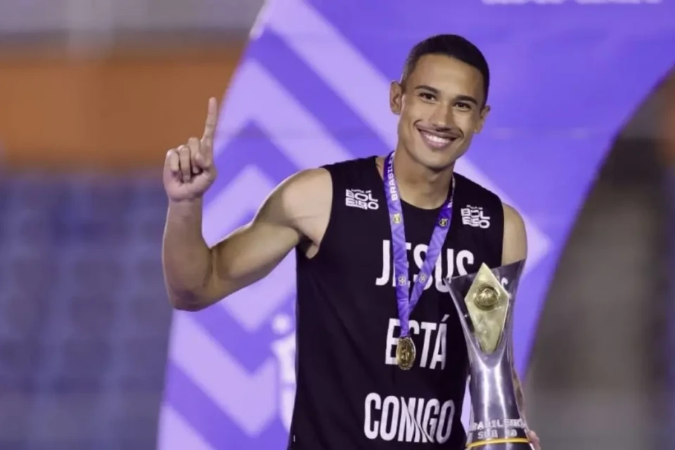 Ruan comemora título do Goiás no Sub-20