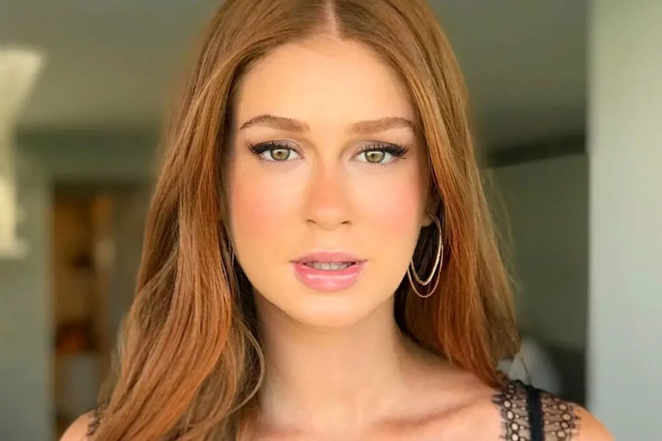 Marina Ruy Barbosa choca web com puxadinha no biquíni e topless fotos Atriz chamou atenção dos seguidores ao surgir com marquinha de sol