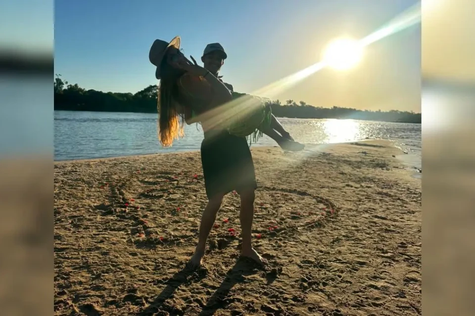 Klaiton escolheu o por do sol de Aruanã para pedir a namorada Luciene em casamento (Foto: Arquivo pessoal)